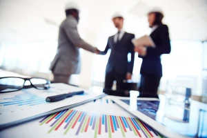 Kto może pracować przy monitorze?